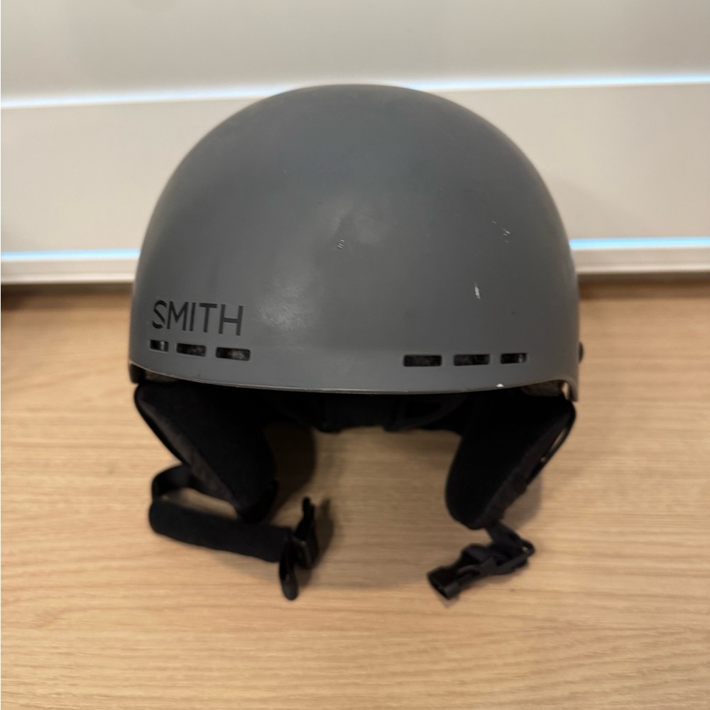 SMITH Gray Matte Helmet with Black Straps